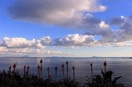 伊豆半島南東海岸から見た神津島（右端の島）