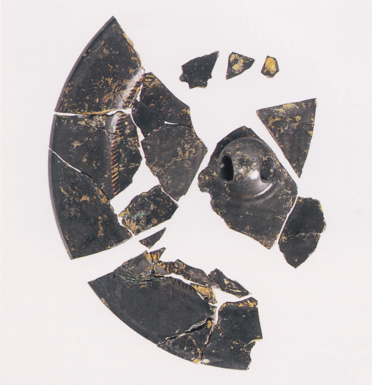 小松古墳から出土した「内向花文鏡」の破片（はへん）
