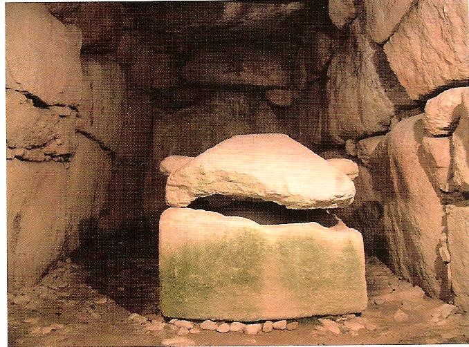 横穴式石室とその中に納められた石の棺