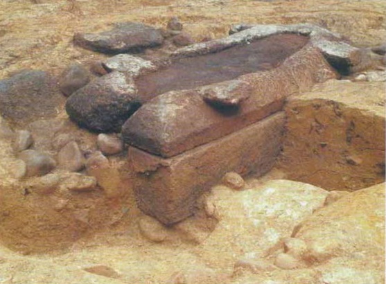 発見された石の棺おけ 