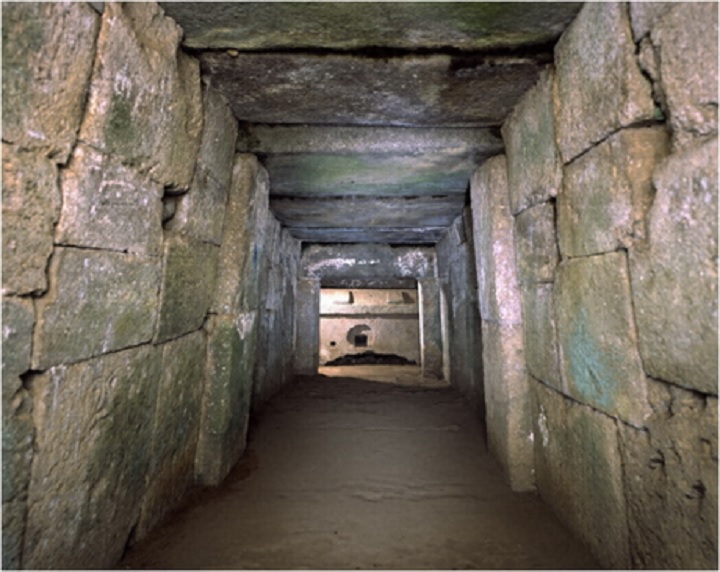 宝塔山古墳の石室
