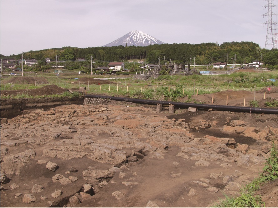 遺跡の中で発見された富士山からの溶岩