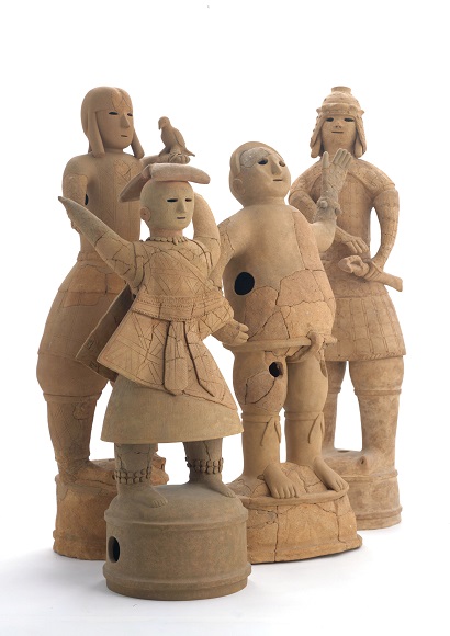 　　　　　人物埴輪　　　　　（左から鷹飼人、巫女、力士、武人）