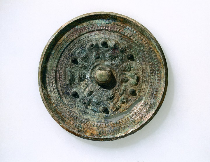 4号墳から見つかった中国製の銅鏡「三角縁神獣鏡」