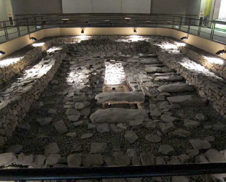 古墳館に復元された竪穴式石室