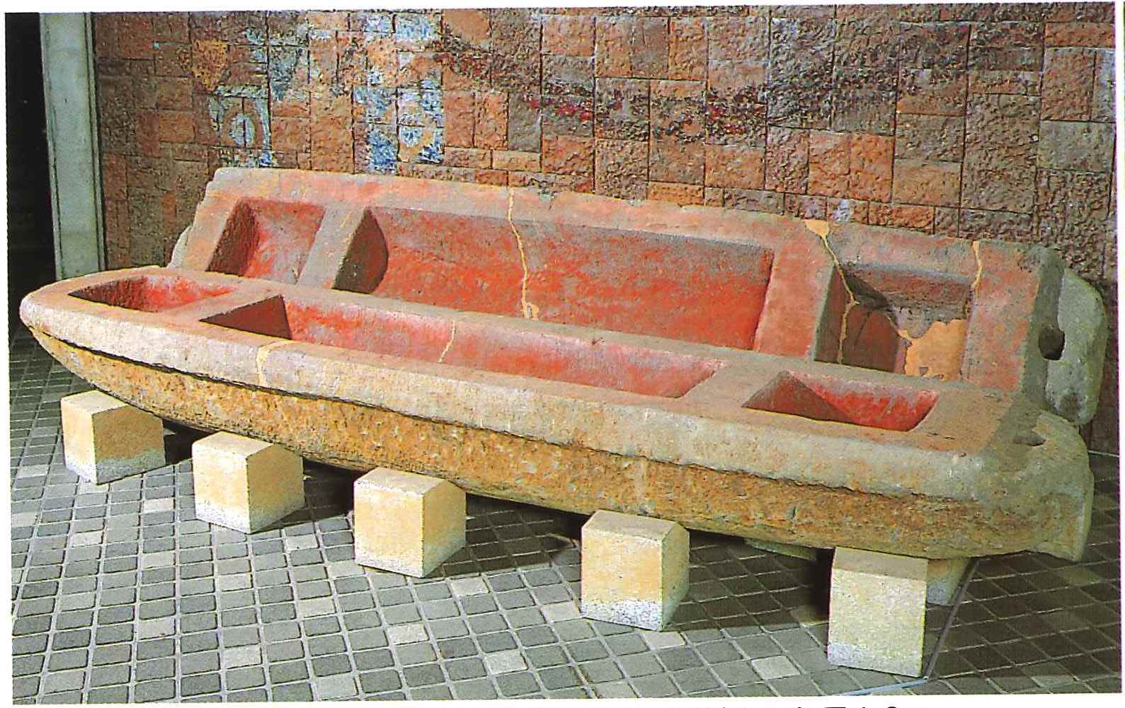 舟形石棺（ふながたせっかん）