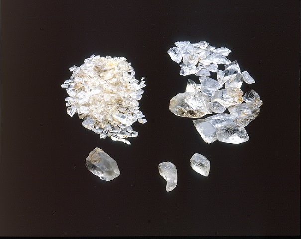 水晶玉（すいしょうだま）の未製品（みせいひん）と破片（はへん）
