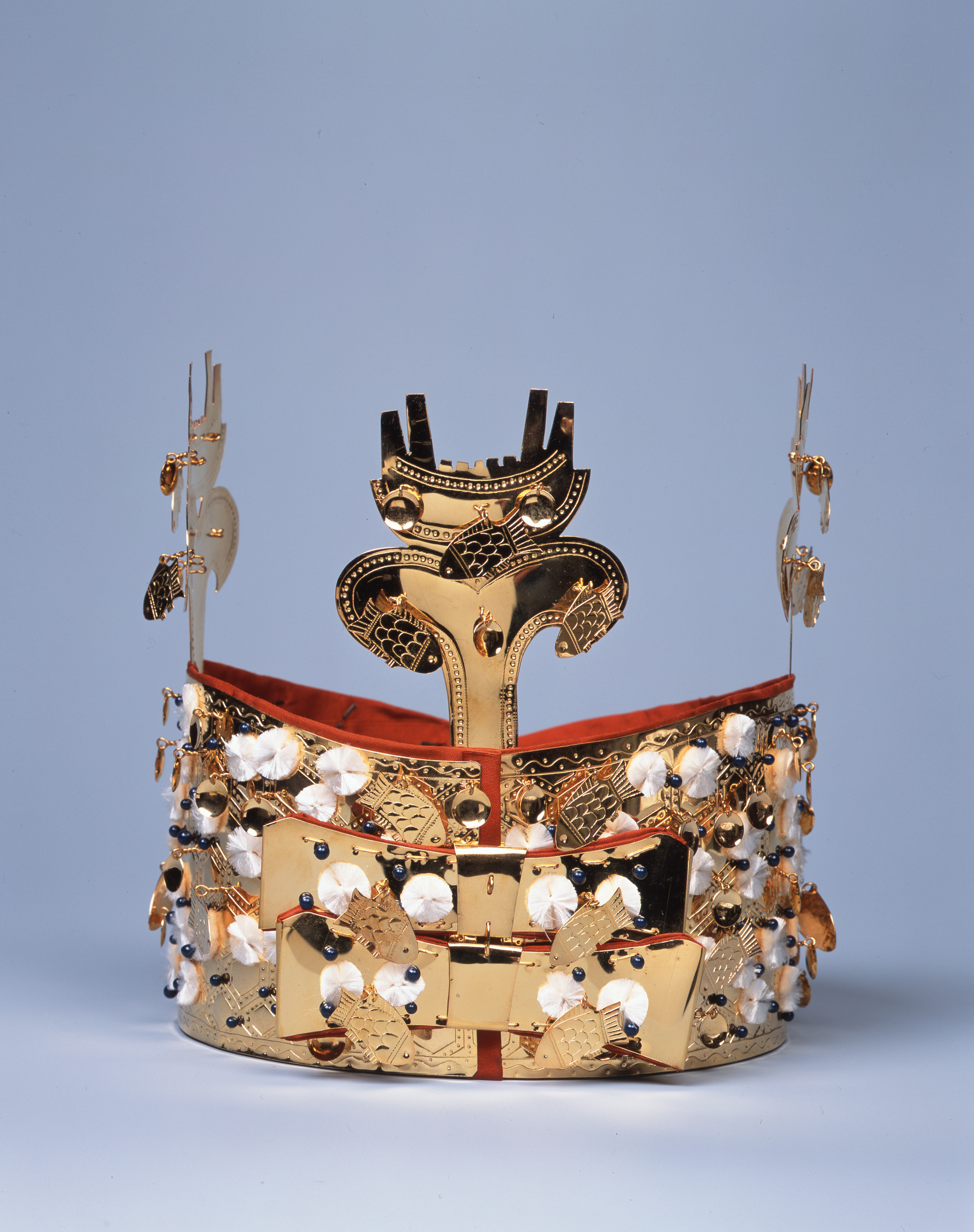復元された「金銅製 冠（かんむり）」