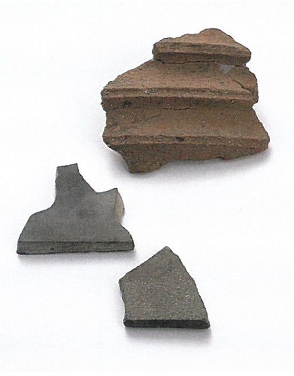 田和山遺跡から出てきたの石板（すずり）と九州から運ばれた土器（右上）