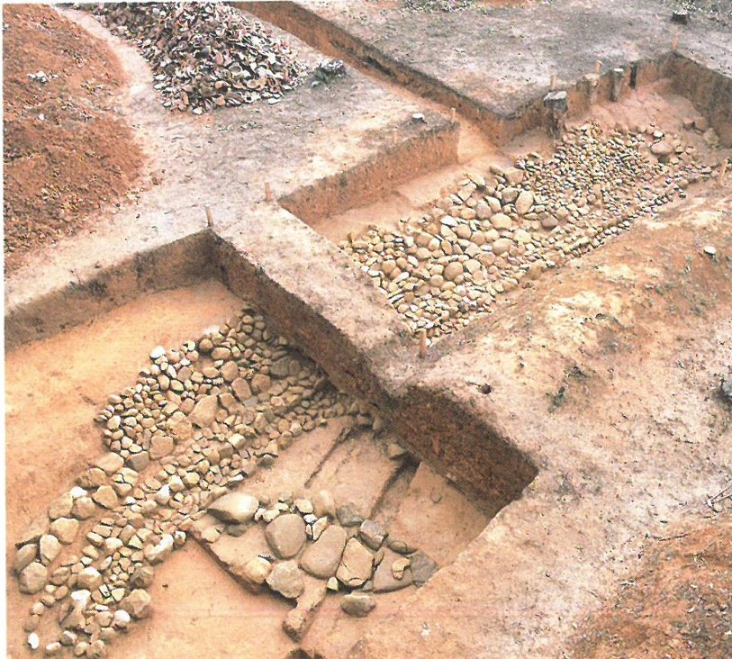 西谷2号墓の発掘調査で現れた斜面の貼石と敷石 