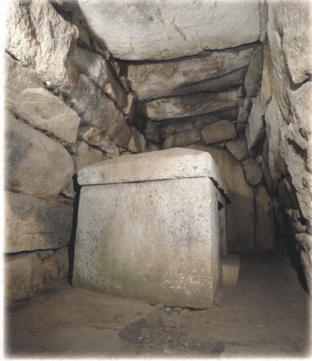石室と巨大な家形石棺 