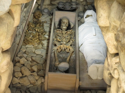 葉佐池古墳1号石室、復元された埋葬状況