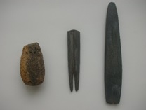 イチジク形土製品（どせいひん：左）、燕尾型石製品（えんびがたいしせいひん：右2点）