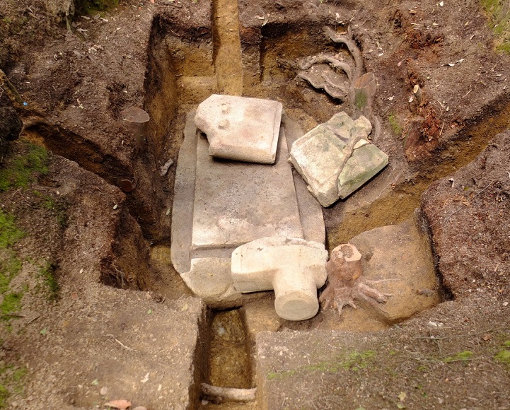 長持型石棺の一部が発見された