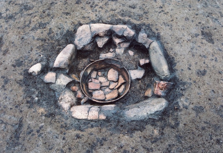 石で囲われた埋甕炉（うめがめろ）