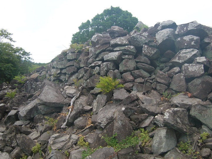 姫塚古墳後円部の積み石