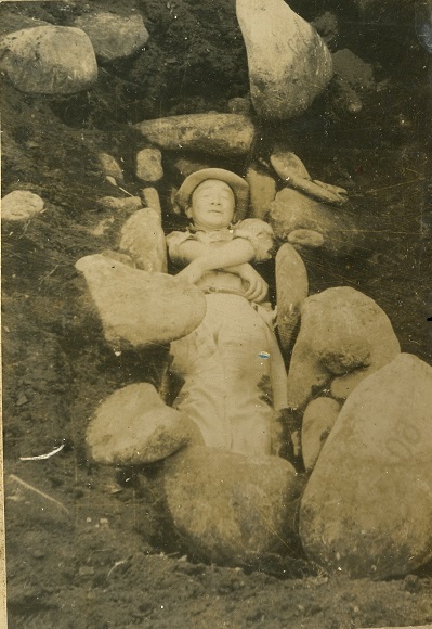 昭和28年8月、発見された石棺内におさまる、発掘者の武藤鉄城 氏