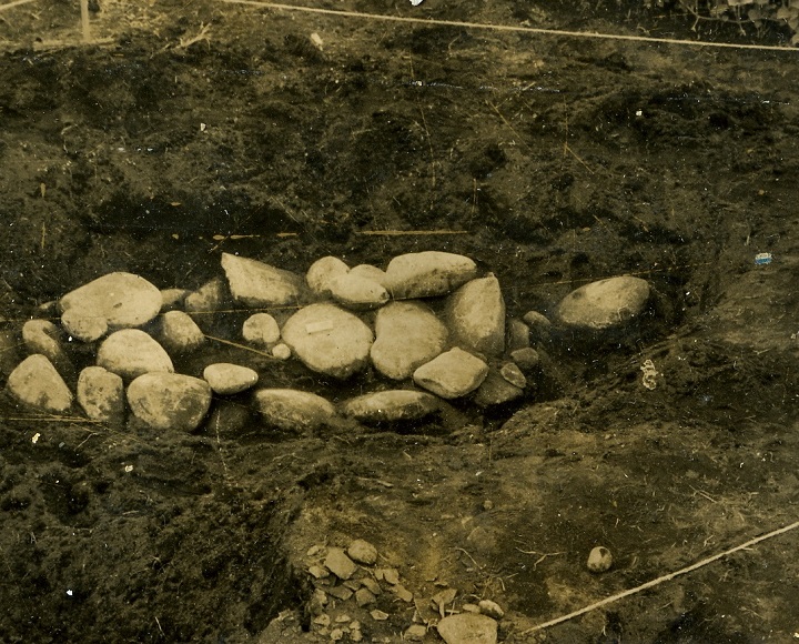 蓋石（ふたいし）のある石棺墓