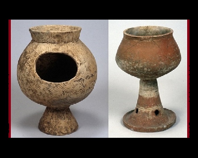 弥生時代の円窓付土器（左）と高坏（右）